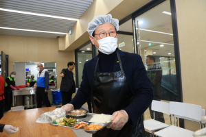 매주 수·금 어르신들에게 무료 점심 제공