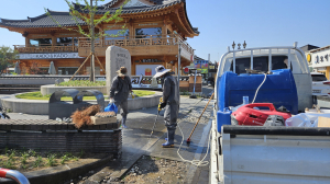 황남동, 황리단길 바닥 물청소 