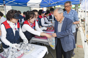 자유총연맹 문경시지회, 주먹밥 나누기 행사