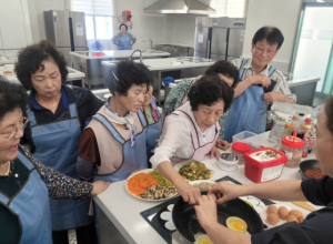 성주군 우리음식연구회, 3년째 이어가는 「어르신 혼밥 요리교실」 재능기부 활동