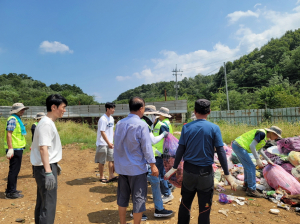 쓰레기 더미를 뒤져 돈 봉투 찾아준 안동시 공무원