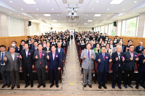 “신중년 여러분의 적극적 사회 활동 응원