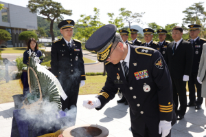 경북경찰청 제70회 현충일 참배  경북경찰청은 제70회 현충일을 맞아 경찰 지휘부와 함께 경북 호국경찰 추모공원을 찾아 헌화 및 참배를 진행했다. 경북호국경찰 추모공원은 경북지역에서 전사 및 순직한 경찰관들의 숭고한 희생과 공적을 기리기 위해 2018년도에 건립되었으며, 현재까지 총 955명의 명패가 봉안되어 있다. 경북경찰청은 매년 현충일에 경북 호국경찰 추모공원에서 참배를 하고, 유가족이 희망할 경우 별도의 추도식 등 맞춤형 추모행사도 지원하고 있다