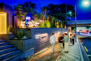 평범했던 골목··· ‘K-치킨 성지’로 떠올랐다