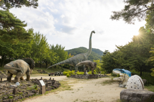 가산수피아 42m 공룡 조형물···가족들에 추억 선물