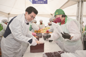 김장, 겨울을 품다···빨간 고무장갑과 고춧가루