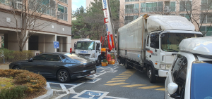 이삿짐에 가려진 장애인주차공간