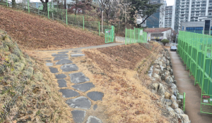 울퉁불퉁 돌계단 ‘방치’…남구 강당골 파크골프장 출입 통로, 사고 나도 “내년 공사”