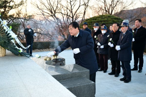 배낙호 김천시장, 새해 충혼탑 참배, 순국선열과 호국영령의 숭고한 희생을 기리다