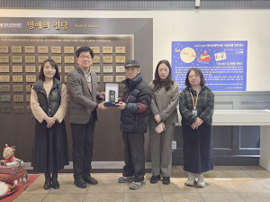대구시 박물관, 유물 기증자에 감사패 전달