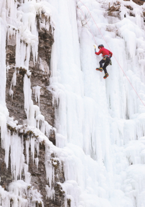전문 산악인들 빙벽 등반
