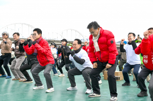 서천 따라 걸으며 건강 다지고, 봄 정취도 만끽