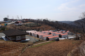 임시주택서 버티는 이재민들 