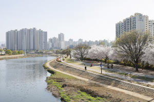 자전거 보관대와 공기주입기 등 시설 확충