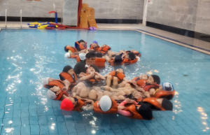 초등부터 배우는 '생존수영'