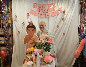 석탄일의 '힙한' 진화···MZ 사로잡은 부처님 '생신 카페'