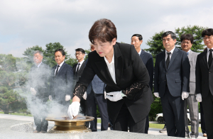 강은희 교육감, 첫 일정 '앞산 충혼탑 참배'