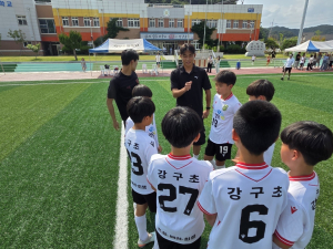 강구초 축구부, 프로축구 선수들과 만남