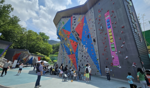 앞산축제와 함께 특별한 도전···'클라이밍' 체험