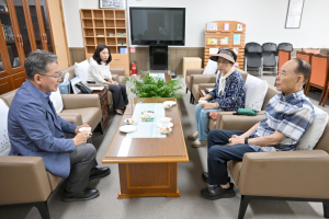 박영언 전 군위군수, 16년 만에 군청 방문